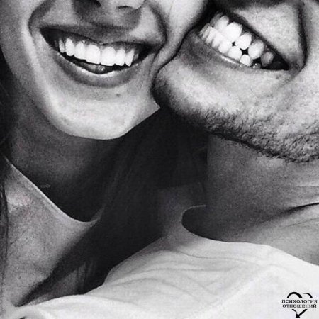 Девушка улыбается парню