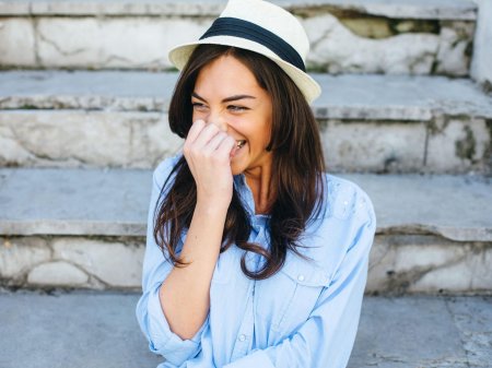 Девушка смеется