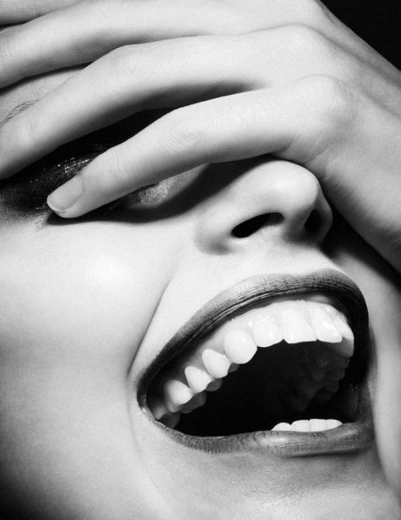 Женщина смеется