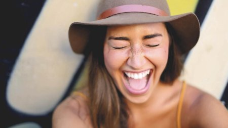 Девушка улыбается