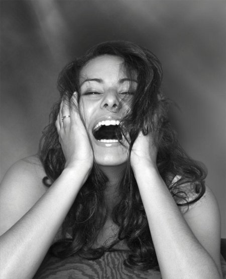 Девушка смеется