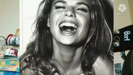 Девушка смеется