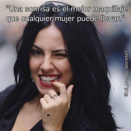 Брюнетка смеется