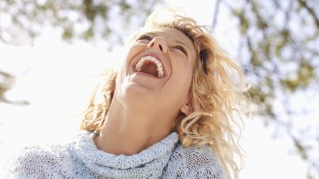 Женщина смеется