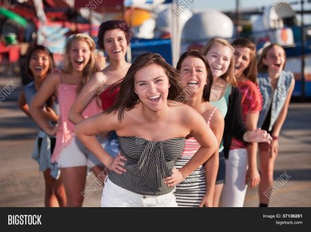 Девушка смеется