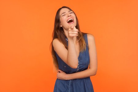 Девушка громко смеется