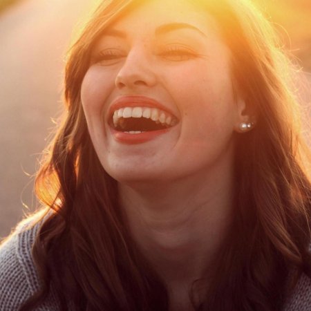 Девушка смеется