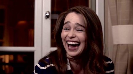 Эмилия Кларк смеется