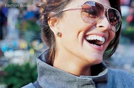 Девушка смеется