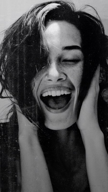 Девушка смеется