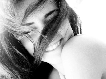 Девушка черно белая