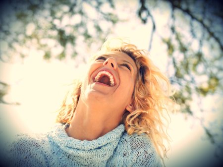 Девушка смеется