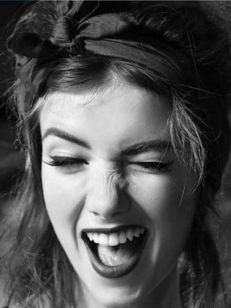 Смеющаяся женщина