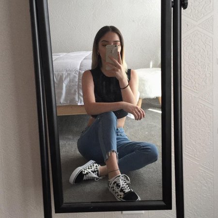 Девушка около зеркала