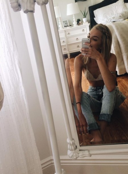 Девушка в зеркале