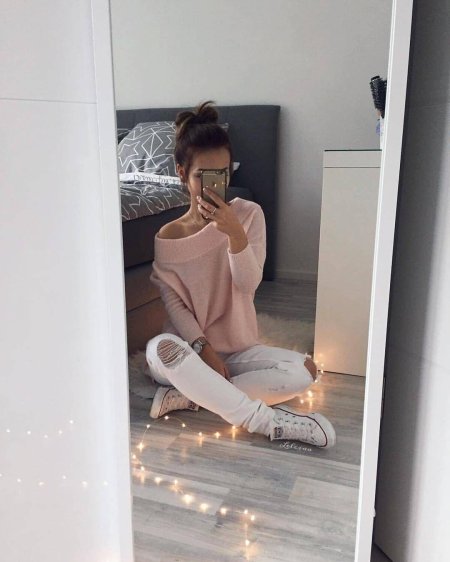 Красивая девушка в зеркале