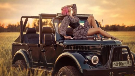 Девушки в бикини и ретро автомобили