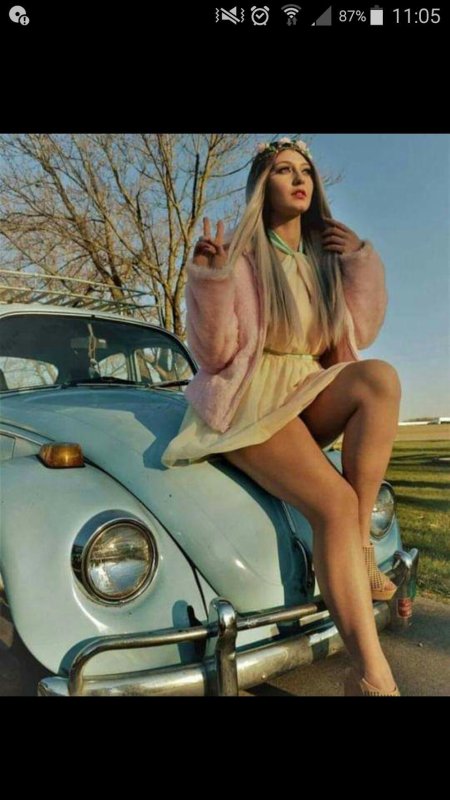 Девушка и Фольксваген Жук