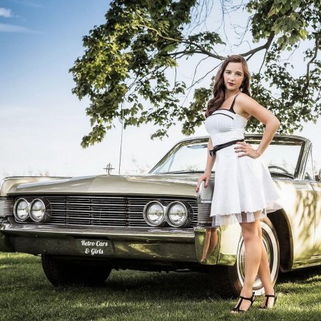 Девушка в платье в машине