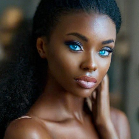 Чернокожая модель с голубыми глазами
