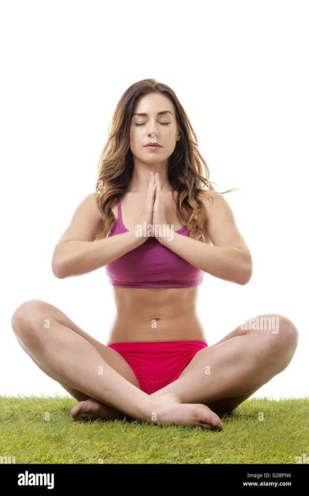 Девушка со скрещенными ногами в купальнике