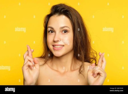 Девушка скрестила пальцы