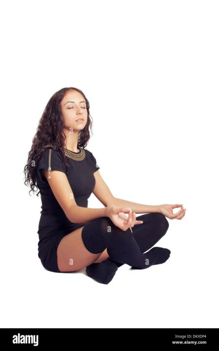 Девушка сидит