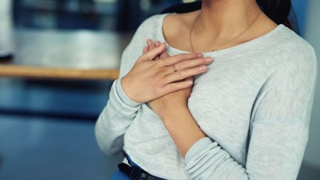 Девушка руки на груди