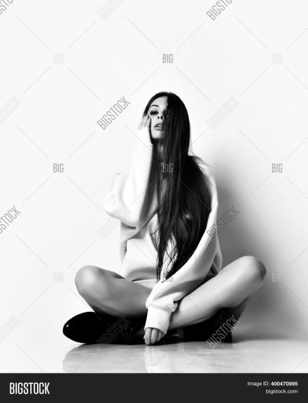 Алена Пикалова голая сидит