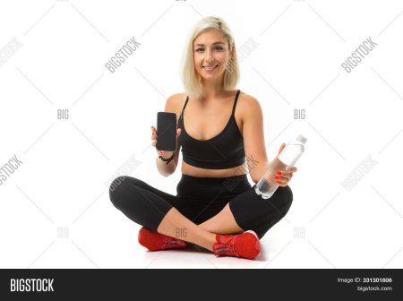 Девушка с бутылкой воды