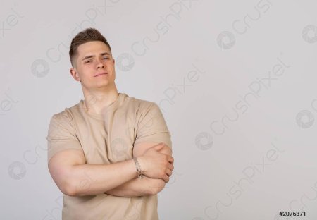 Парень скрестил руки на груди референс