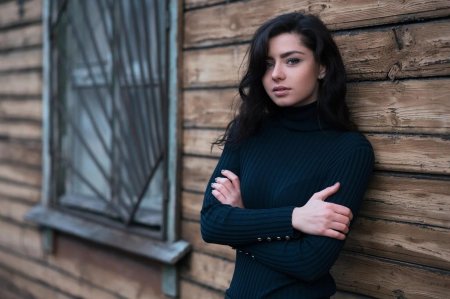 Девушка со сложенными руками