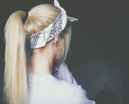 Блондинка с хвостом