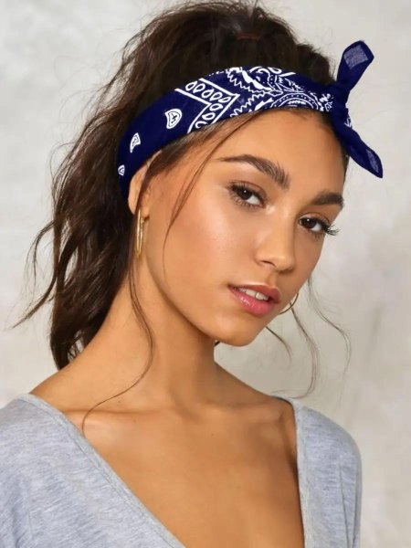 Завязать бандану на голове девушке