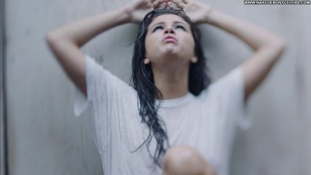 Девушка в мокрой футболке