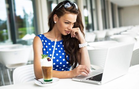 Девушка с ноутбуком в кафе