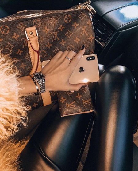 Бузова с сумкой Луи Виттон