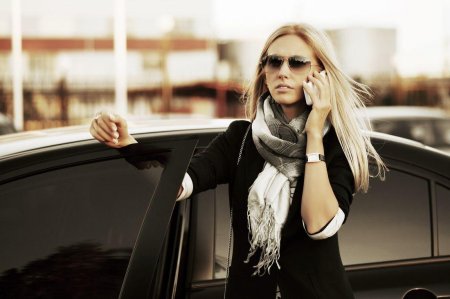 Стильная блондинка