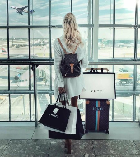 Стильная девушка с пакетами