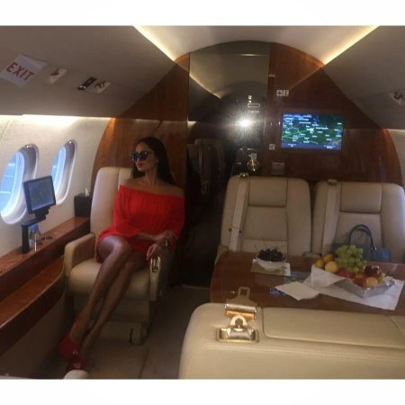 Девушка в самолете