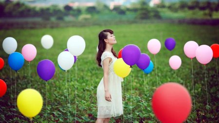 Девушка с шариками