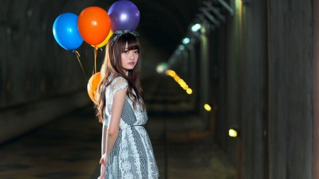 Девушка с шариками