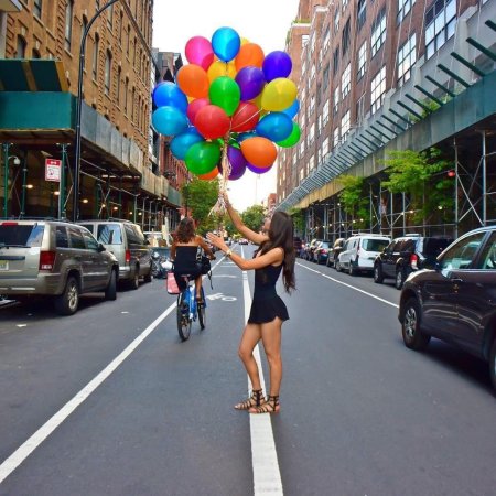 Девушка с шарами