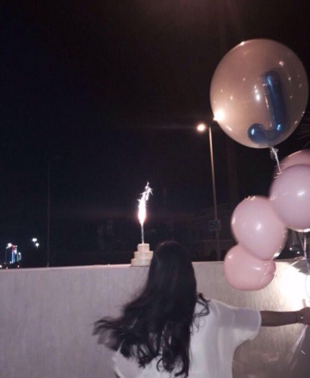 Брюнетка с шариками