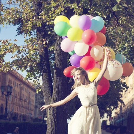 Девушка с воздушными шарами