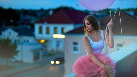 Девушка с воздушными шарами