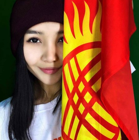 Флаг Киргизии девушка