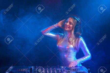 Девушка диджей