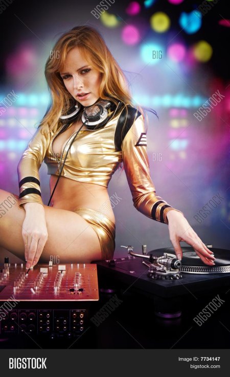 Девушка диджей
