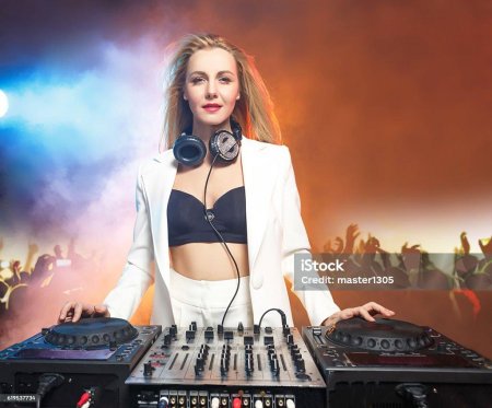 Девушка диджей на пляже